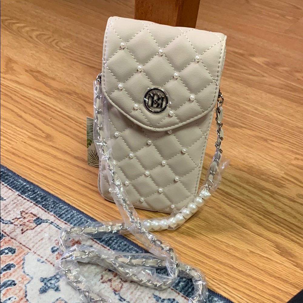 Badgley Mischka NWT off white eggshell Pearl travel phone purse Crossbody